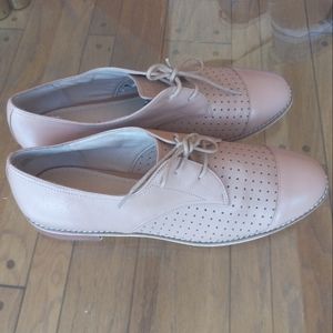 Tesori Perforated Women's lace up nude Oxford size 11